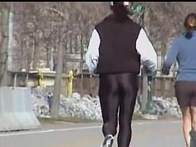 Hot amateur runner is pleasing me with candid butt 08r