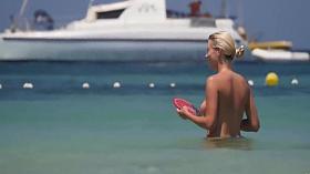 NICE BOOBS ON THE BEACH