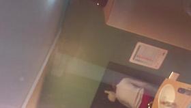 dans les toilettes 8