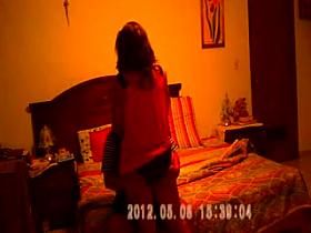 jugando con sus nalgas