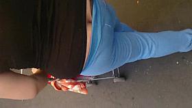 mujer muestra en la calle