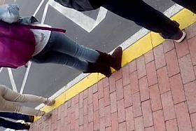 culito esperando bus