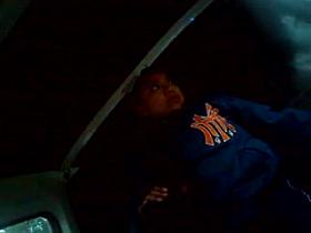 hermosa viendo paquetes