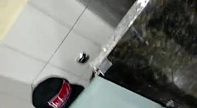 Novinha bebada metendo no banheiro masculino