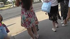 UPSKIRT EN LA PARADA MIGF ESPERANDO BUS.