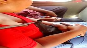 ARRIMON HOMBRO A MADURA PIERNAS PELUDAS CON MARIDO P2