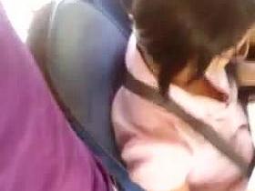 ARRIMON HOMBRO UNIVERSITARIA LEYENDO LIBRO