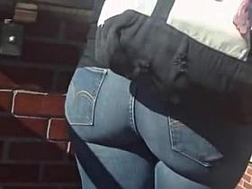 BIG DONK BOOTY IN JEANS.DAYUM!!!