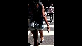 Vadia atravessando a rua