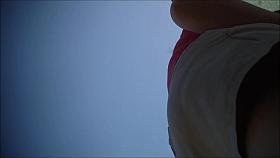 Upskirt 55 chinita se da cuenta de la camara