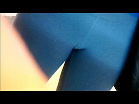 Novinha comprando celular. Que bucetinha linda.