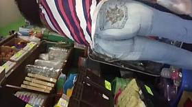 BUEN CULO EN LA PAPELERIA EMPINADA