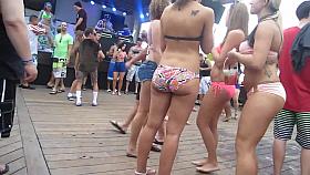 Hot Bikini Babes with great Asses