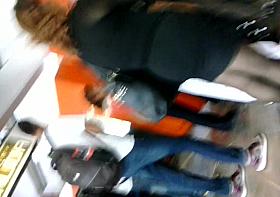 En el metro: Madurita sexy en minivestido negro