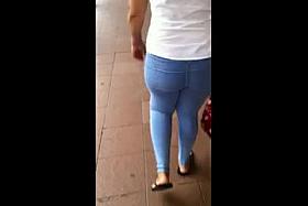 Culona de Leggins Celestes Oooooo que rica BH