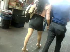 Flaquita en minifalda