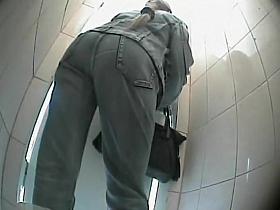 Hot girl had to urgently urinate