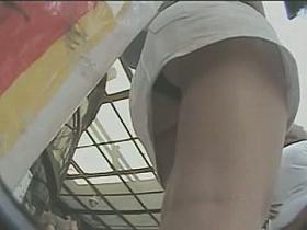 Free upskirt vid of a big booty in a short white skirt