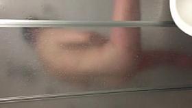 Sie fingert beim duschen