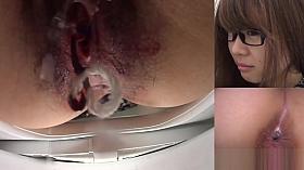 Japanese hottie peeing