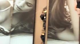 Rubia en short negro