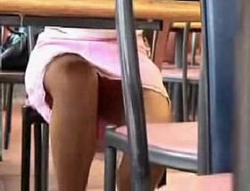 Bajo falda en el cafe