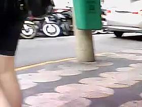 Gostosa caminhando no calcadao delicia