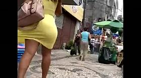 Culazo de negra en falda amarilla