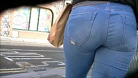 Candid ass in skinny jeans