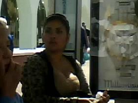 Un enorme par de tetas en la parada de la combi