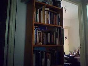 mirando por la puerta