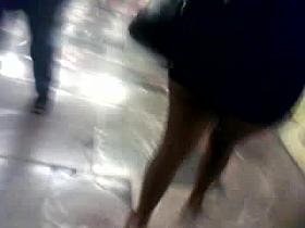 En el metro: morena madura exhibicionista