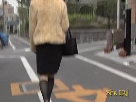 Metropolitan hot bimbo getting intercepted during sharking attack