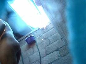 La hija de la empleada se afeita