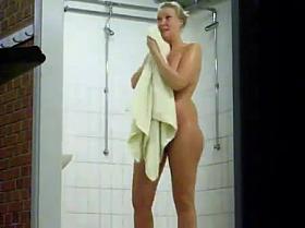 GIRL TAKING A SHOWER VOYEUR
