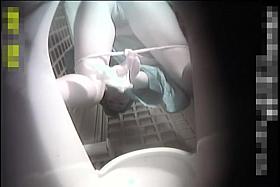 Amateur sit to pee and approach pussies to the piss cam