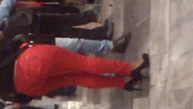 Nalgotas en pantalon apretado rojo II