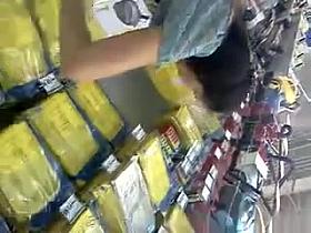 Upskirt in Hipermarket