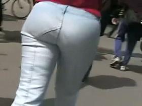 Candid sexy ass in tight jeans on the street