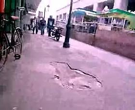 Gorda comprando hamburguesas