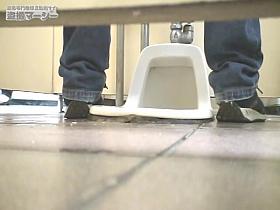 Having knelt her jeans down babe gets on the piss cam