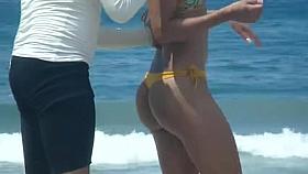 Echandole bronceador en las ricas nalgas