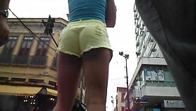Nymphet Rabuda de short yellow na rua