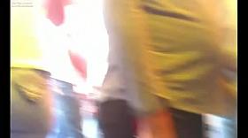 RICO CULO DE CASADA EN TIENDA COMPRANDO