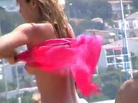 rubia preciosa en la playa