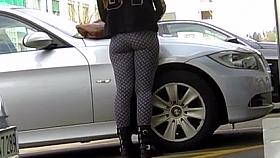 Candid - Young Babe With Great Ass In Tight Legging