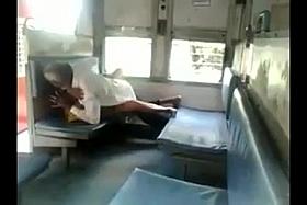 PAREJA COGIENDO EN VAGON DE TREN