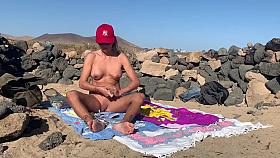 I&rsquo;m smoking a joint naked in a surf beach and showing my feet soles