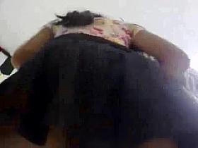 debajo de la falda pollera negra