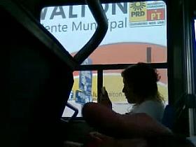 mostrando la polla en el bus